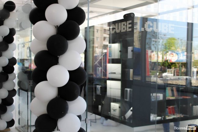 Надійно, сучасно, якісно: у Луцьку відкрили магазин продукції Apple*. ФОТО