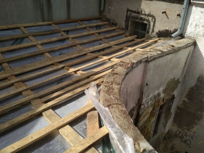 У Луцьку взялися за ремонт аварійної частини даху Будинку офіцерів 