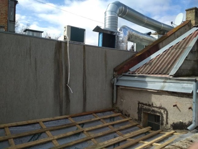 У Луцьку взялися за ремонт аварійної частини даху Будинку офіцерів 