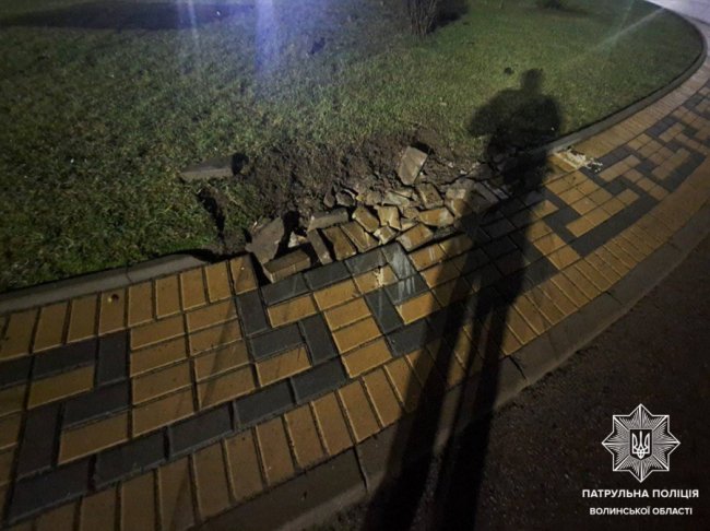 У Луцьку нетверезий водій зніс дорожнє огородження. ФОТО