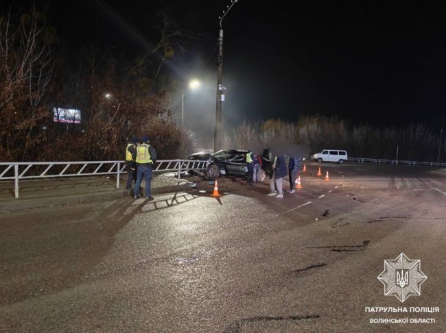 У Луцьку нетверезий водій зніс дорожнє огородження. ФОТО