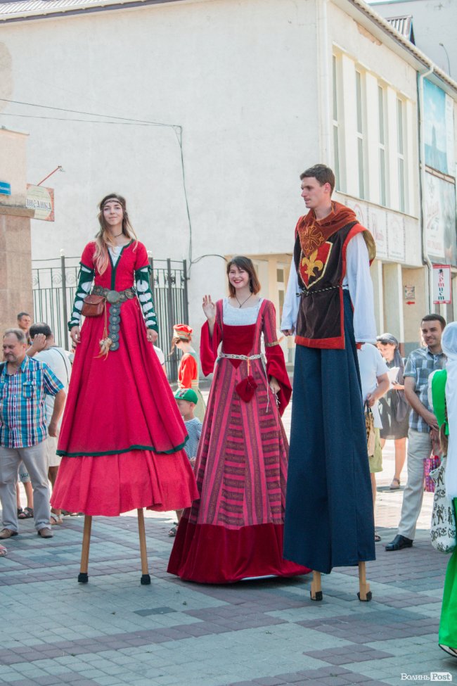 Середньовічні сукні, лицарські обладунки і давні забави: «Князівський бенкет» у Луцьку. ФОТО