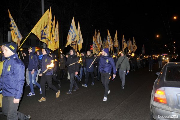 Фаєри, смолоскипи, гасла: Луцьком пройшла хода. ФОТО