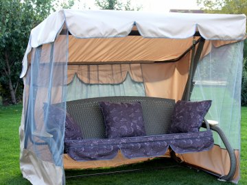 Трояндова алея, гойдалки: у місті на Волині облаштовують відпочинкову зону для літніх людей