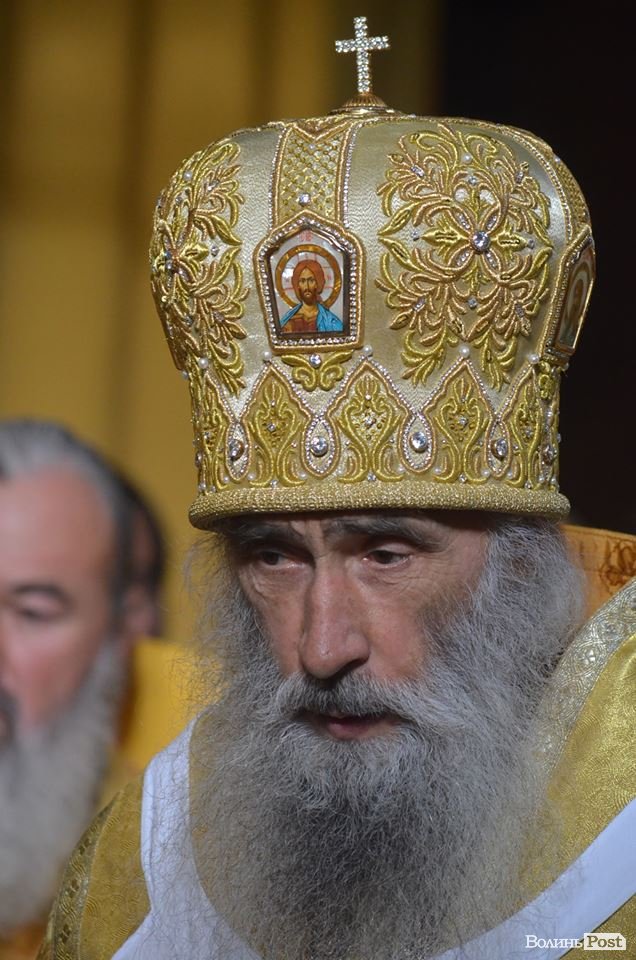 Килим із квітів та цілування рук: як у Луцьку зустріли Онуфрія. ФОТОРЕПОРТАЖ