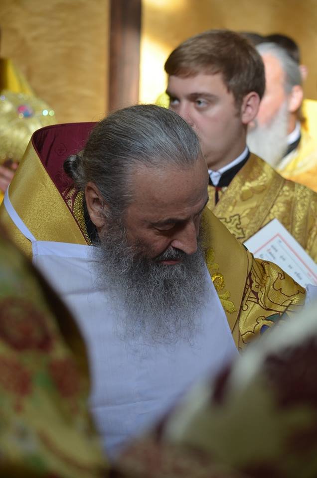 Килим із квітів та цілування рук: як у Луцьку зустріли Онуфрія. ФОТОРЕПОРТАЖ