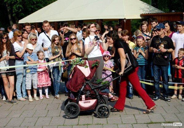У Луцьку відбувся фестиваль дитячих візочків