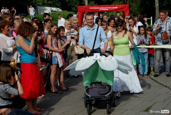 У Луцьку відбувся фестиваль дитячих візочків