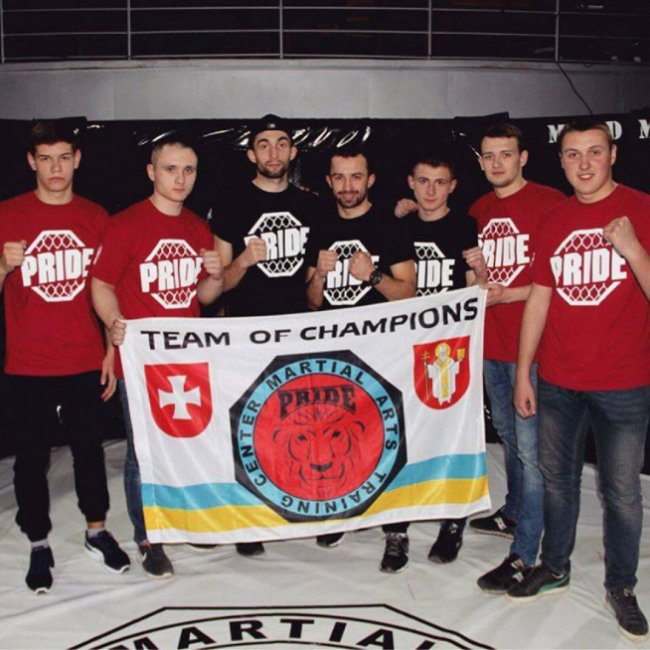 Назар Кулик (другий праворуч) 