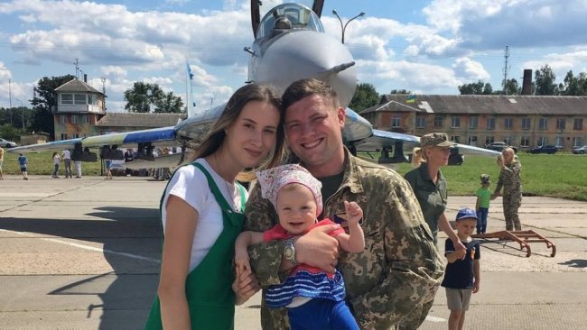  «Це був нерівний бій»: вдова загиблого льотчика з Луцька просить надати чоловіку звання Героя України