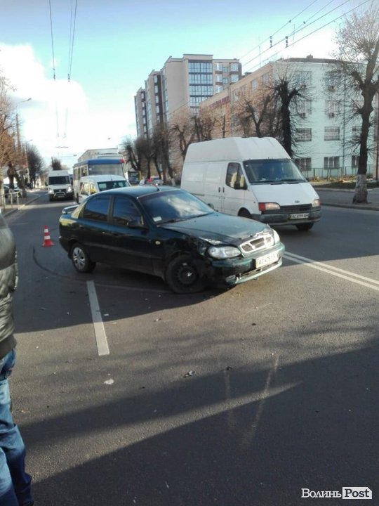 У Луцьку в аварії понівечило авто, рух – ускладнений. ФОТО