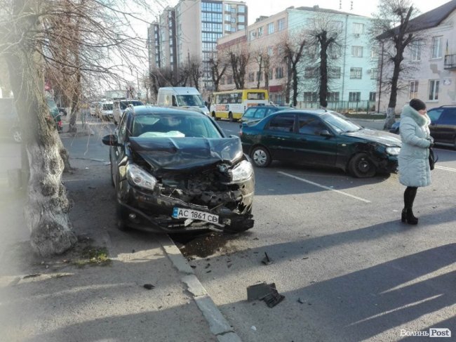 У Луцьку в аварії понівечило авто, рух – ускладнений. ФОТО