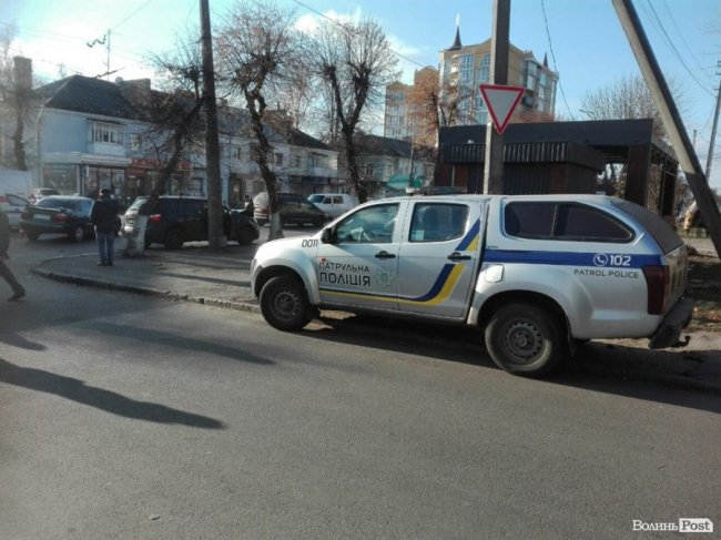 У Луцьку в аварії понівечило авто, рух – ускладнений. ФОТО