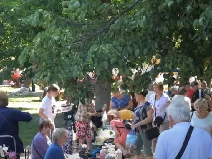 На луцькому ринку – довжелезні черги: по що біжать люди