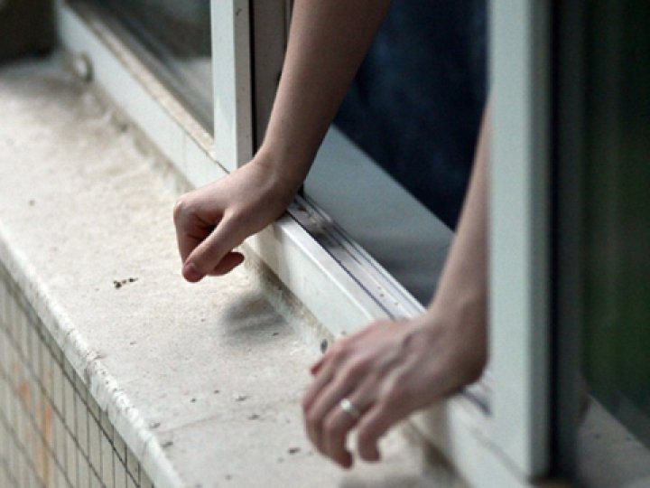 У Луцьку на Дубнівській з 8-го поверху випав чоловік. ВІДЕО