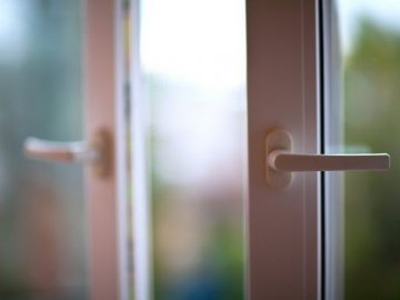 У Луцьку випав із шостого поверху та розбився військовий