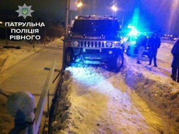 У Рівному малолітні  дівчата викрали  Hummer і розбили його