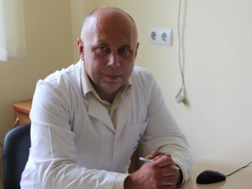 «Якось дівчинці не ту руку загіпсували», - волинський медик про курйози в роботі