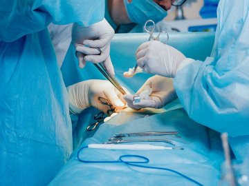 На Волині медики врятували життя пацієнту, якого тяжко поранили в шию