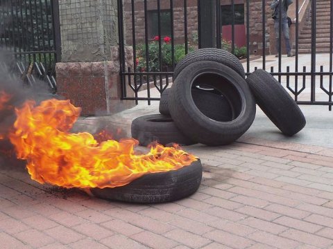 Шини і дим: у Києві мітингують через убивць Небесної Сотні