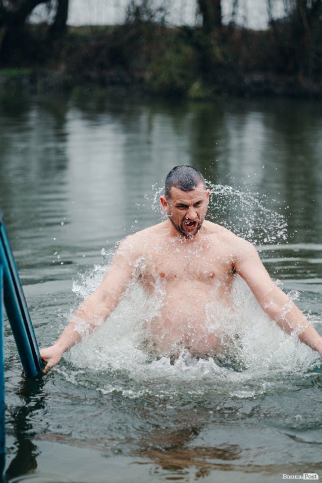 Водохреще у Луцьку: освячення води в річці Стир та занурення лучан. ФОТОРЕПОРТАЖ