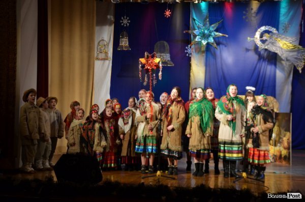 Віншування, янголи і різдвяне тепло: у Луцьку колядував фестиваль вертепів