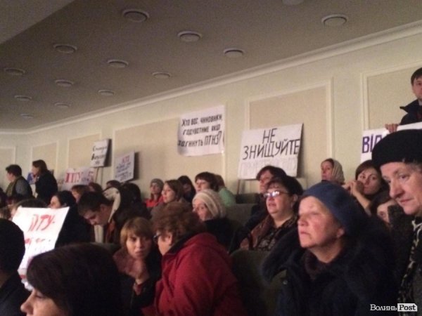 Викладачі ПТУ пікетують облраду. ФОТО