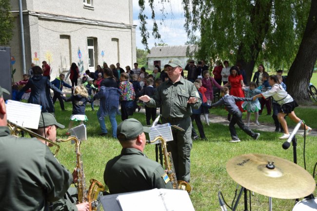 Луцькі прикордонники влаштували святковий концерт для дітей з особливими потребами. ФОТО