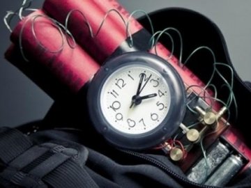 У Луцьку бабуся «замінувала» парковку, щоб зайняти місце для сина, - соцмережі. ФОТО