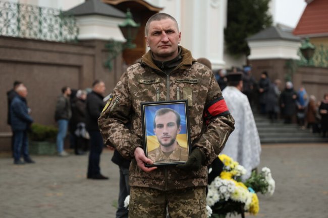 Нестерпний біль: у Луцьку провели в останню дорогу 22-річного Героя Богдана Чепелу