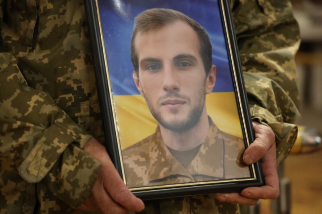 Нестерпний біль: у Луцьку провели в останню дорогу 22-річного Героя Богдана Чепелу