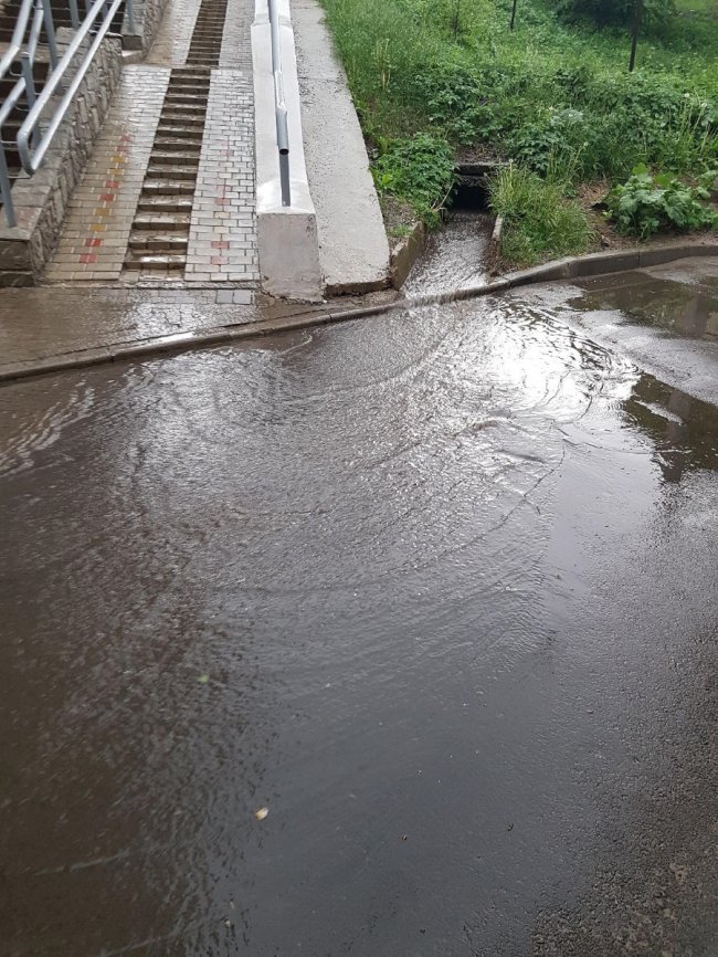 У Луцьку через негоду затоплює двір. ФОТО