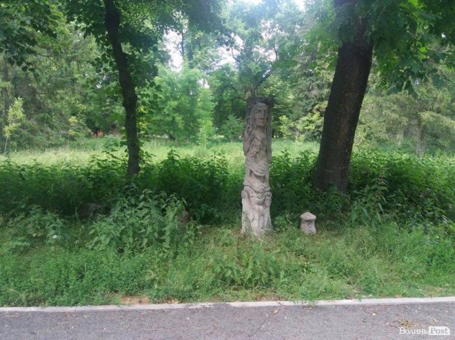 Алея з реставрованими скульптурами Миколи Голованя заросла кропивою
