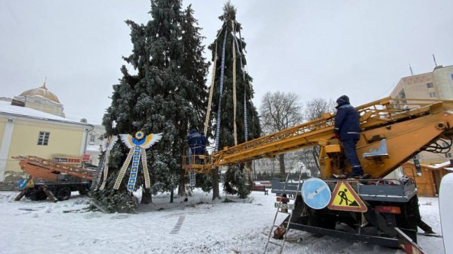 У Луцьку на Театральному майдані прикрашають головні ялинки міста. ФОТО