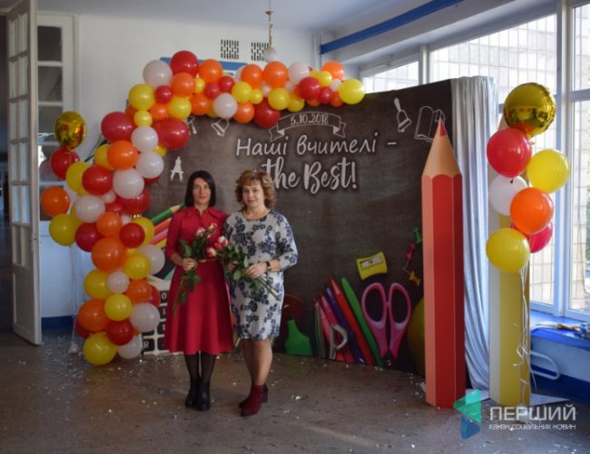 Як луцькі школярі оригінально привітали вчителів. ФОТО