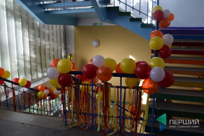 Як луцькі школярі оригінально привітали вчителів. ФОТО