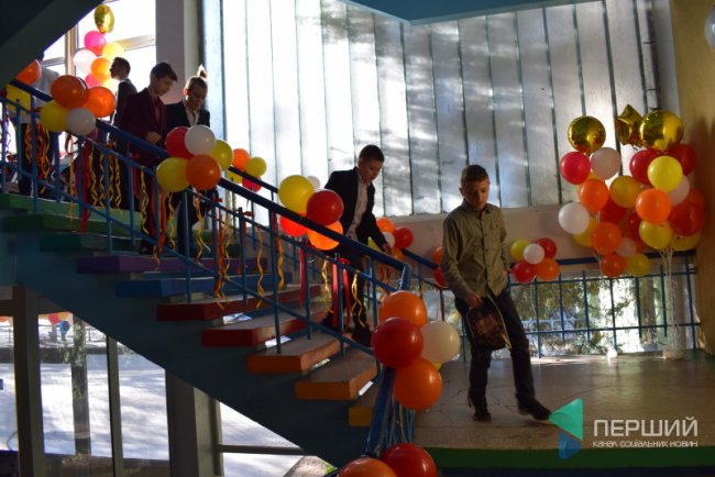 Як луцькі школярі оригінально привітали вчителів. ФОТО