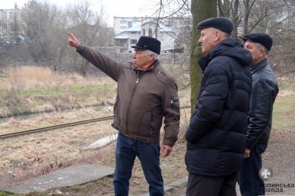 У Луцьку прибирають узбережжя Сапалаївки. ФОТО 
