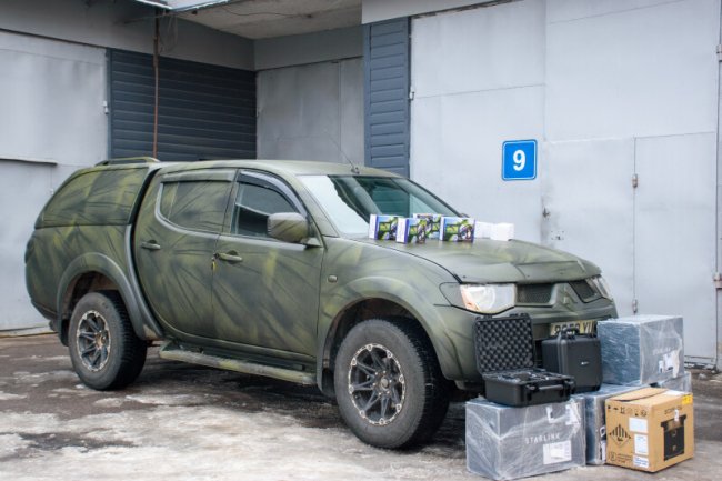 Працівники луцької мерії придбали для ЗСУ авто і дрони