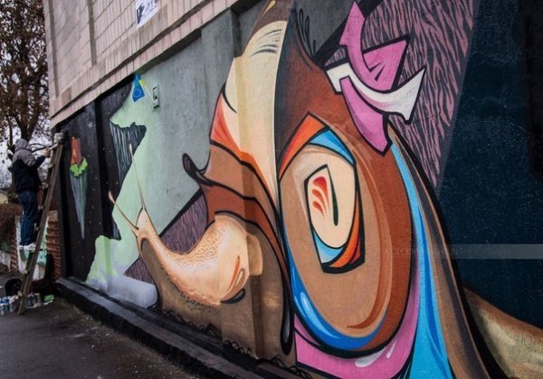 Як на будинку в Луцьку з'явився кількаметровий равлик. ФОТО