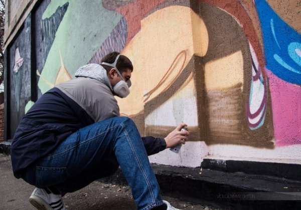 Як на будинку в Луцьку з'явився кількаметровий равлик. ФОТО