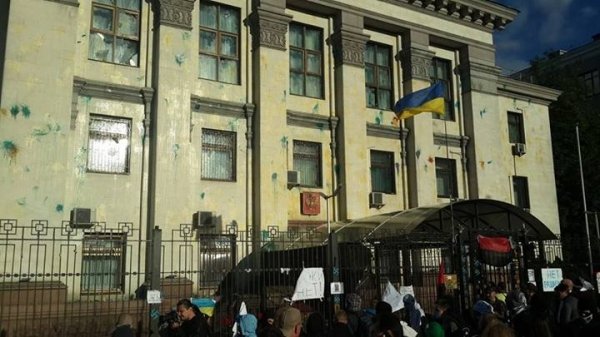 У Києві громлять посольство Росії. ФОТО. ВІДЕО