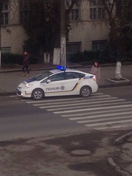 Нова луцька поліція паркується на «зебрах». ФОТОФАКТ 
