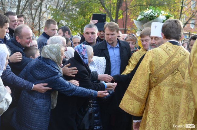 Килим із квітів та цілування рук: як у Луцьку зустріли Онуфрія. ФОТОРЕПОРТАЖ