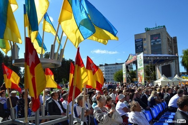 Мер Луцька у День міста заговорив сімома мовами. ФОТО