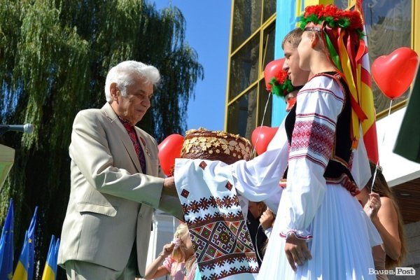 Мер Луцька у День міста заговорив сімома мовами. ФОТО