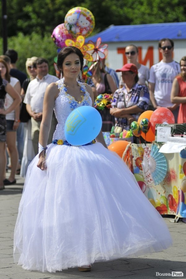 Парад наречених у Луцьку. ФОТО