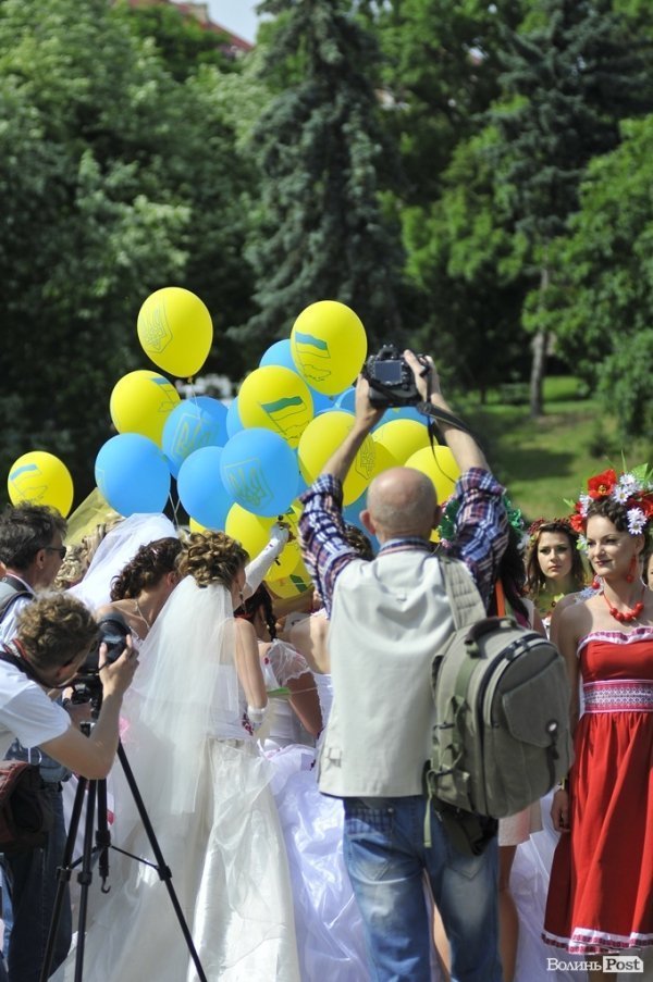 Парад наречених у Луцьку. ФОТО