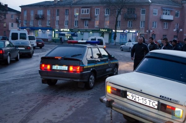На Волині п'яний водій врізався у припарковане авто, в якому була мала дитина. ФОТО