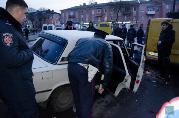 На Волині п'яний водій врізався у припарковане авто, в якому була мала дитина. ФОТО